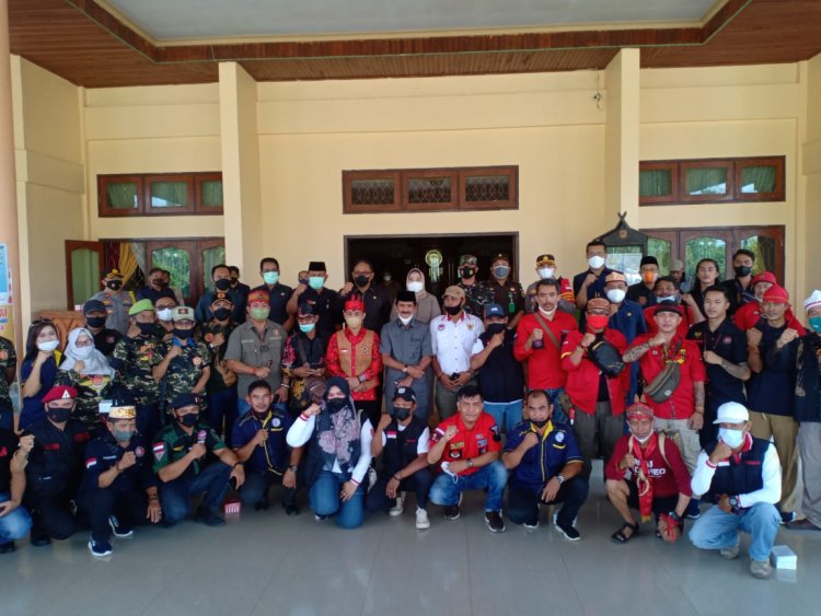 Puluhan Ormas Adat dan Persatuan Ormas di Kobar Tuntut Edy Mulyadi Ditangkap